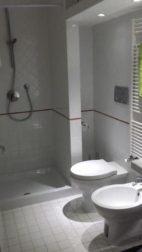 a bathroom with a toilet and a tub and a sink at Il Giardino nell'Orto in Vetralla