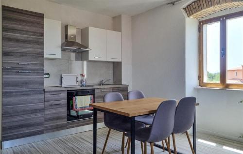 cocina con mesa de madera y sillas en Nice Apartment In Funtana With Kitchen, en Funtana