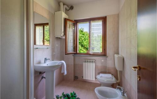 La salle de bains est pourvue d'un lavabo et de toilettes. dans l'établissement Valguerriera - Avena, à Apecchio