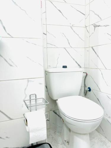 een witte badkamer met een toilet en een wastafel bij Studio Agdal : Rabat in Rabat