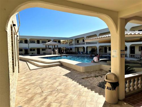 a swimming pool in the middle of a building at KAVIA MEOQUI HOTEL & SUITES in Meoqui