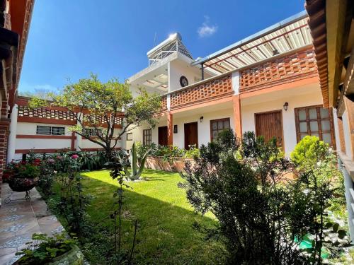 Hotel RioMiel Tlaxcala في Tlaxcala de Xicohténcatl: ساحة منزل مع ساحة عشبية