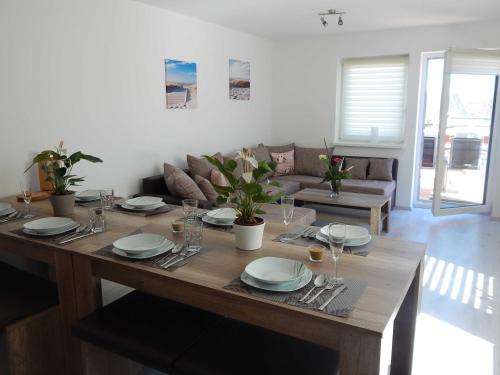 a living room with a table and a couch at Ferienhaus Koenigsberg Haus 1 in Scharbeutz