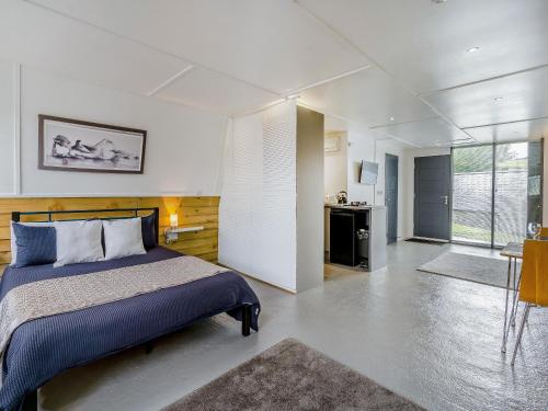 Un dormitorio con una cama y una mesa. en The Honey Pod - Uk44780 en Hoel-galed
