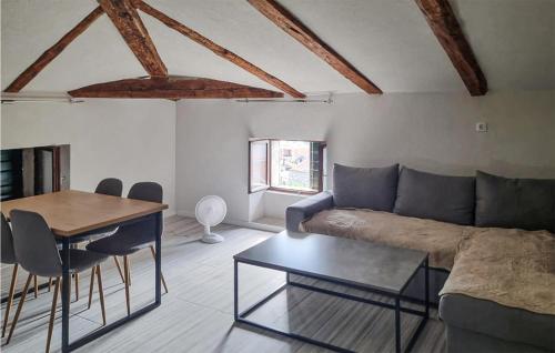 een woonkamer met een bank en een tafel bij Nice Apartment In Funtana With Kitchen in Funtana