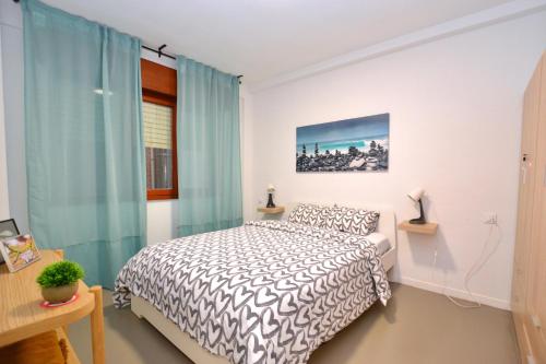 1 dormitorio con 1 cama con edredón blanco y negro en STAY Benavente, en Oviedo