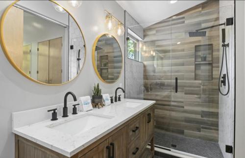 La salle de bains est pourvue d'un lavabo, d'une douche et d'un miroir. dans l'établissement Tara's Treehouse near Asheville, à Fairview