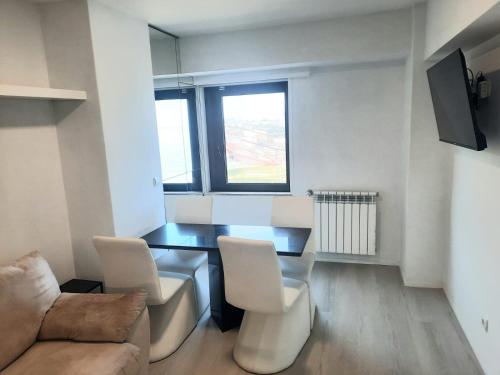 un soggiorno con tavolo, sedie e divano di Porto Sea Apartments a Matosinhos