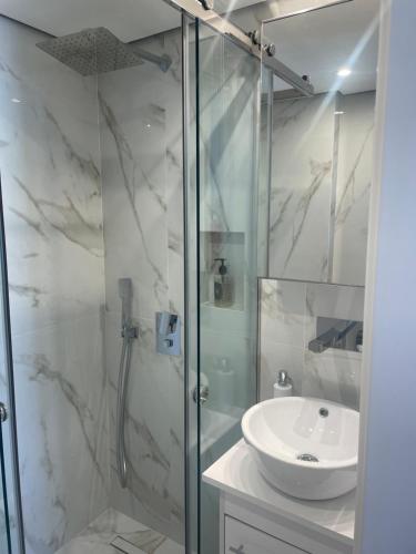 Ένα μπάνιο στο Loutraki Apartment