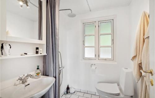 Kylpyhuone majoituspaikassa 2 Bedroom Awesome Home In Haarby