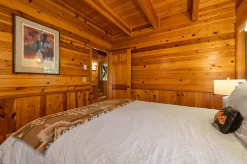 - une chambre avec un lit dans une cabane en rondins dans l'établissement Metolius Cabin 2, à Camp Sherman