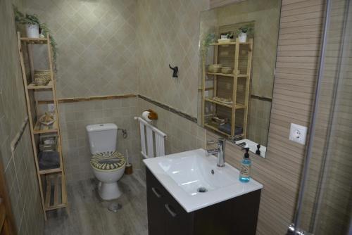 uma casa de banho com um lavatório e um WC em La Pedriza em Galapagar