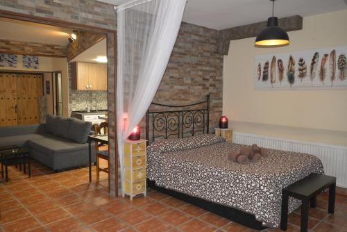 1 dormitorio con 1 cama y sala de estar en La Pedriza, en Galapagar