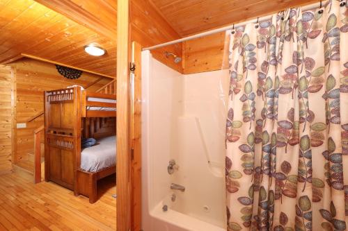 ein Schlafzimmer mit einem Etagenbett und einer Dusche in einer Kabine in der Unterkunft Unto These Hills in Sevierville