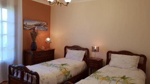 - une chambre avec 2 lits, 2 lampes et une fenêtre dans l'établissement Rez de jardin, à Vescovato