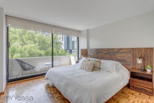 1 dormitorio con cama y ventana grande en 3 Bedrooms Apartment with Panoramic Terrace, en Ciudad de México