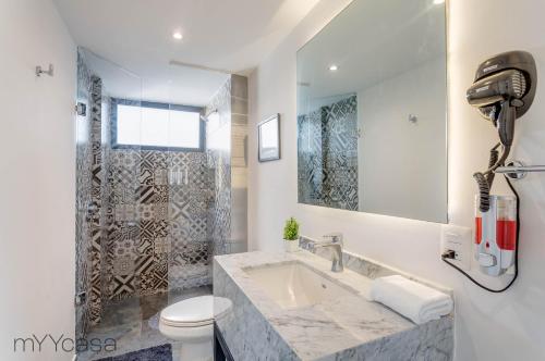 y baño con lavabo, aseo y ducha. en 3 Bedrooms Apartment with Panoramic Terrace, en Ciudad de México