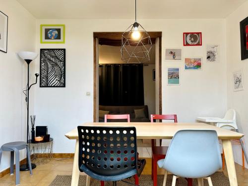 une salle à manger avec une table et des chaises en bois dans l'établissement Aubervilliers maison de ville près métro 7 by immo kit bnb, à Aubervilliers