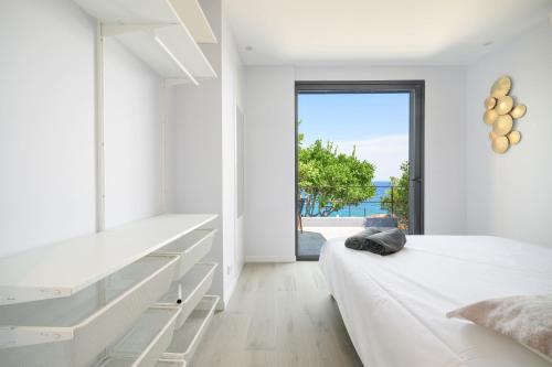 Saint-Antoine的住宿－Proche Monaco, vue mer, accès plage et jardin privatif，海景白色卧室