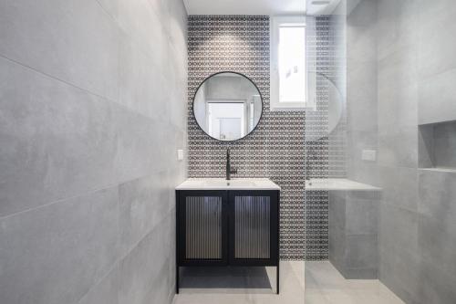 La salle de bains est pourvue d'un lavabo et d'un miroir. dans l'établissement Proche Monaco, vue mer, accès plage et jardin privatif, à Saint-Antoine