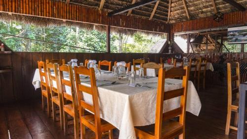a dining room with a table and some chairs at Caiman Lodge in Cuyavenus