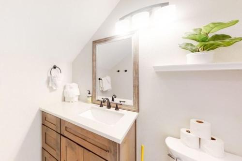 łazienka z umywalką i lustrem w obiekcie Renovated Condo In West Keystone With Balcony, Hot Tub, Pool & Free Shuttle To Slopes! w mieście Keystone