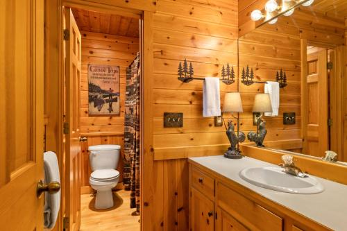 y baño con aseo y lavamanos. en Metolius Cabin 4, en Camp Sherman