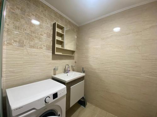 W łazience znajduje się pralka i umywalka. w obiekcie MARINA BAY 23 Sveti Vlas Beach w Swetim Własie