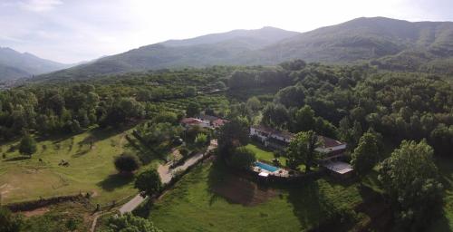 - une vue aérienne sur une maison dans les montagnes dans l'établissement La Casería, à Navaconcejo
