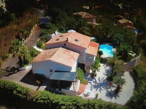 une vue aérienne d'une maison avec piscine dans l'établissement L'oasis-LES ISSAMBRES, aux Issambres