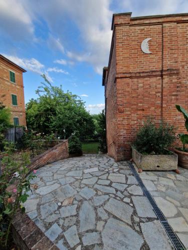 a brick wall next to a brick patio at Le volte in Toscana in Bettolle