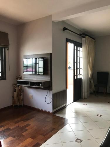 sala de estar con TV en la pared en Apartamento Central, Espaçoso Ideal para Família, en Toledo