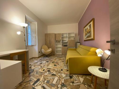 Holiday Home في Belmonte del Sannio: غرفة معيشة مع أريكة صفراء وطاولة