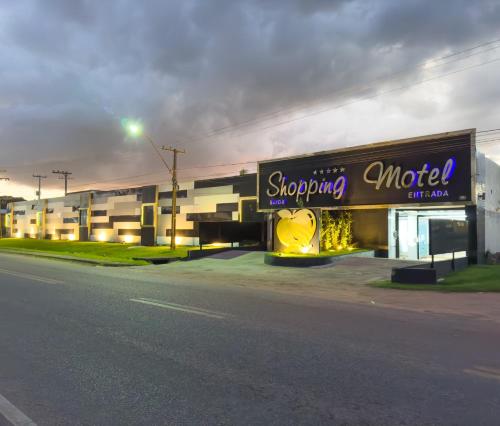 a shopping center with a store on the side of the street at Shopping Motel in Castanhal