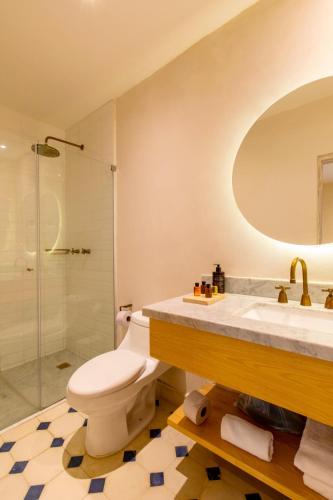 a bathroom with a toilet and a sink and a shower at B Haus Hotel Boutique in Cartagena de Indias