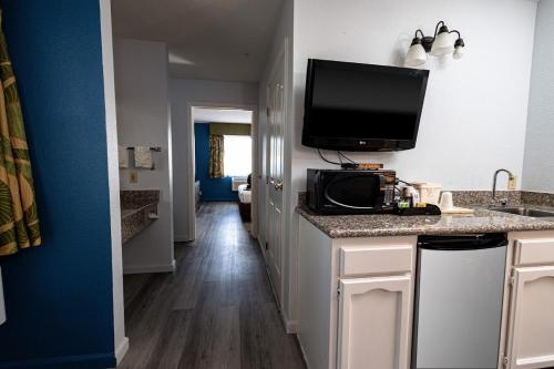 Dapur atau dapur kecil di Quality Inn & Suites Tulare