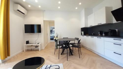 une cuisine et une salle à manger avec une table et des chaises dans l'établissement Lovely apartment heart of Cannes, à Cannes