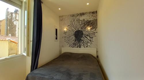 un petit lit dans une chambre avec une fenêtre dans l'établissement Lovely apartment heart of Cannes, à Cannes