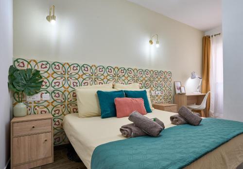 Katil atau katil-katil dalam bilik di Private Apartment minutes to Sliema Malta, 2 AC's, Netflix