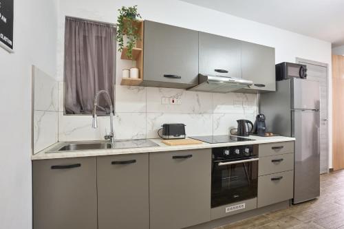 Dapur atau dapur kecil di Private Apartment minutes to Sliema Malta, 2 AC's, Netflix