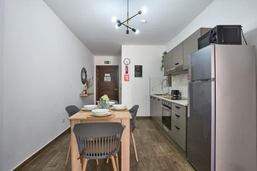 Kuchyň nebo kuchyňský kout v ubytování Private Apartment minutes to Sliema Malta, 2 AC's, Netflix