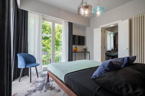 A bed or beds in a room at Officine Cavour - Appartamenti la Quercia