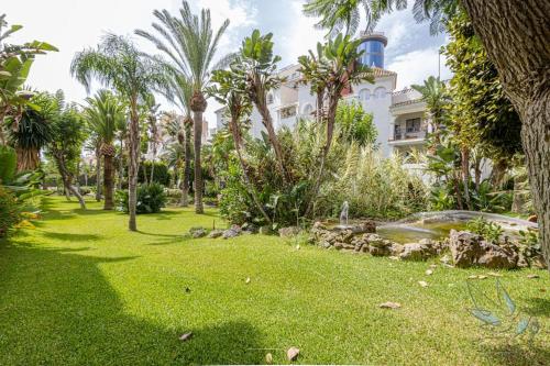 3Bdr 2 Bath Apt with parking in the best location photo 38