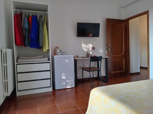 una camera con una scrivania e un letto di Da Raffa a Bologna