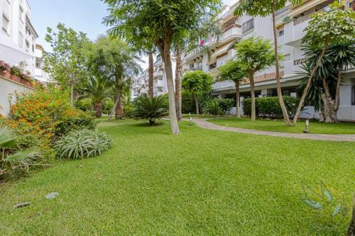 3Bdr 2 Bath Apt with parking in the best location photo 42