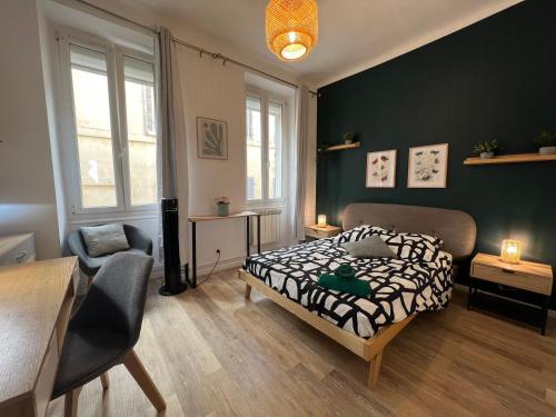 - une chambre avec un lit, une table et une chaise dans l'établissement Splendide Appartement Joliette parking securisé, à Marseille