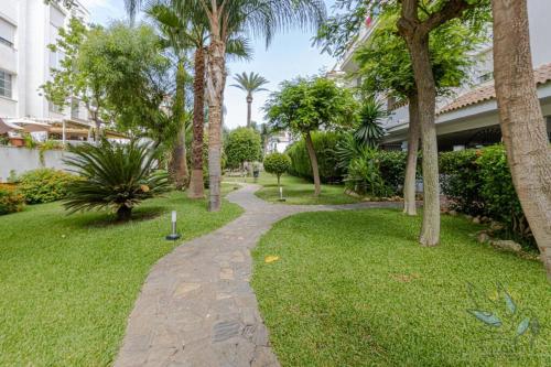 3Bdr 2 Bath Apt with parking in the best location photo 43