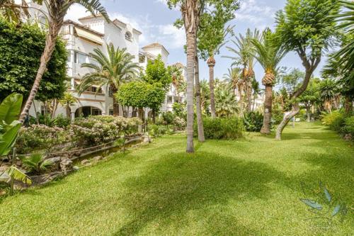 3Bdr 2 Bath Apt with parking in the best location photo 44
