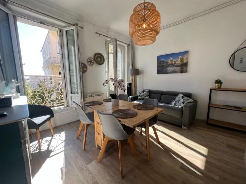un salon avec une table et un canapé dans l'établissement Splendide Appartement Joliette parking securisé, à Marseille
