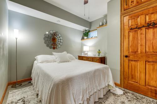 um quarto com uma cama e uma porta de madeira em Lakefront Orange Vacation Rental - Pet Friendly! em Orange